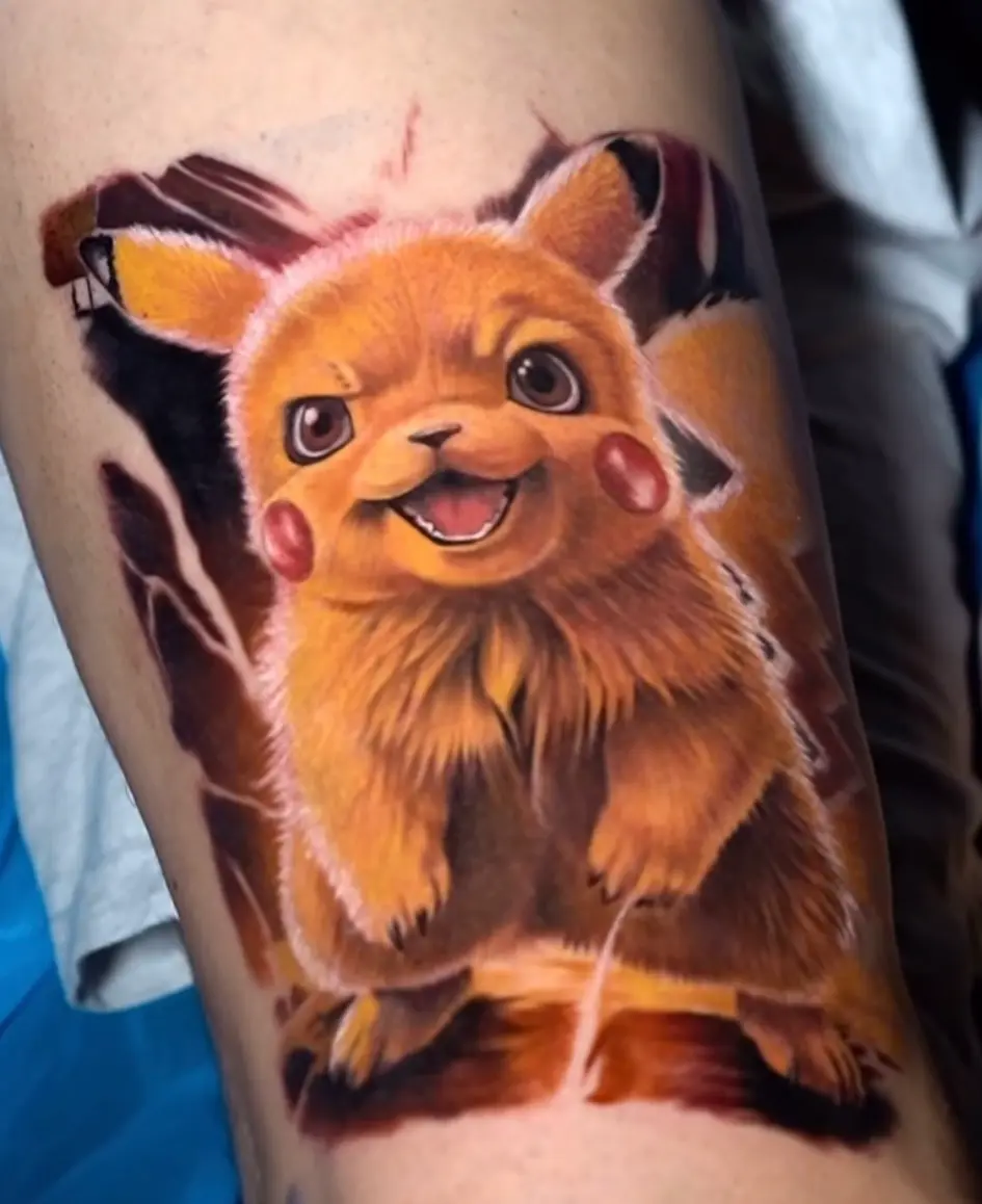 Realistische Darstellung von Pikachu im detailreichen Tattoo Stil.