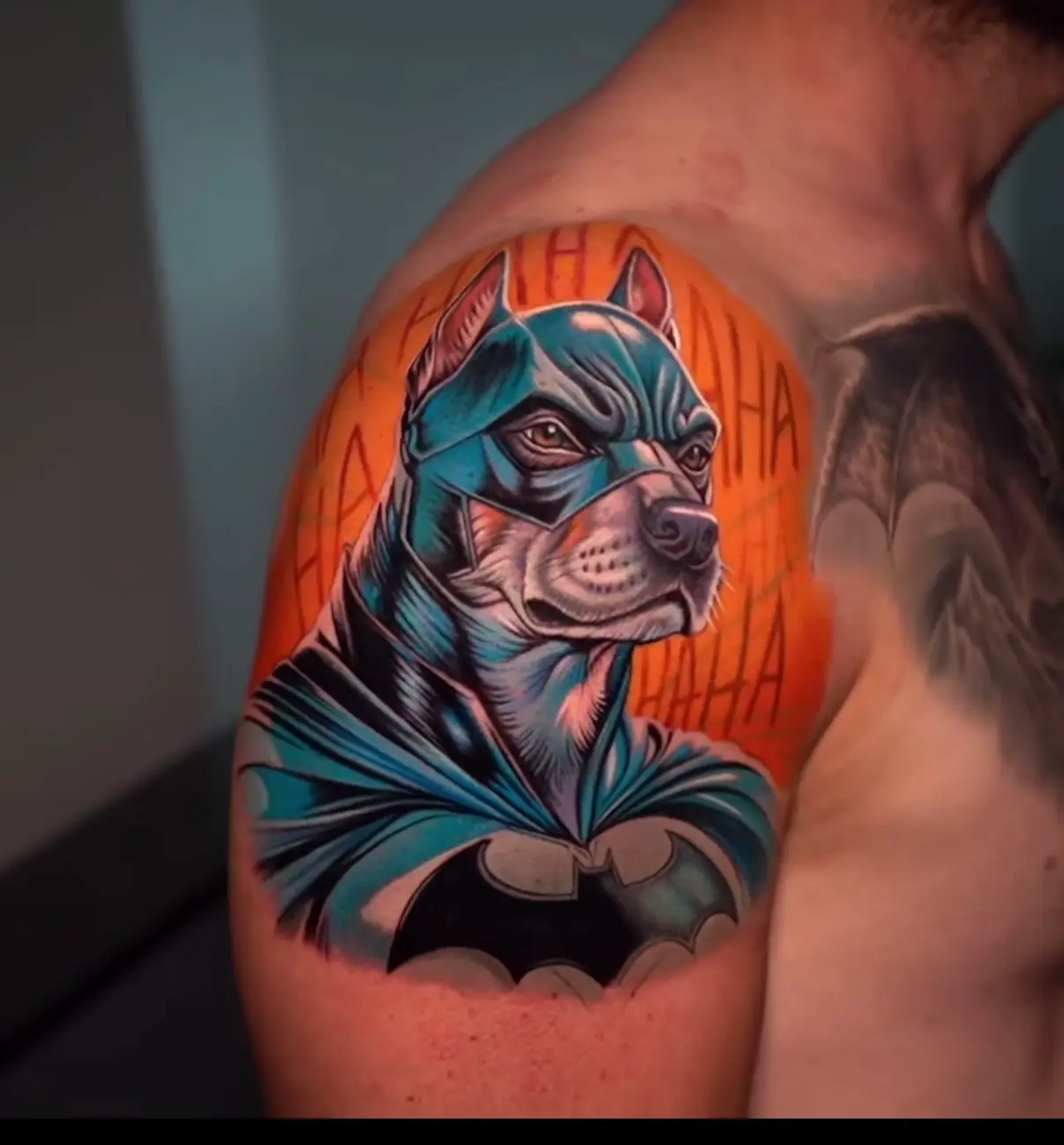 Realistische Darstellung eines Pitbulls im Batman -Stil mit dunklem Superhelden-Look