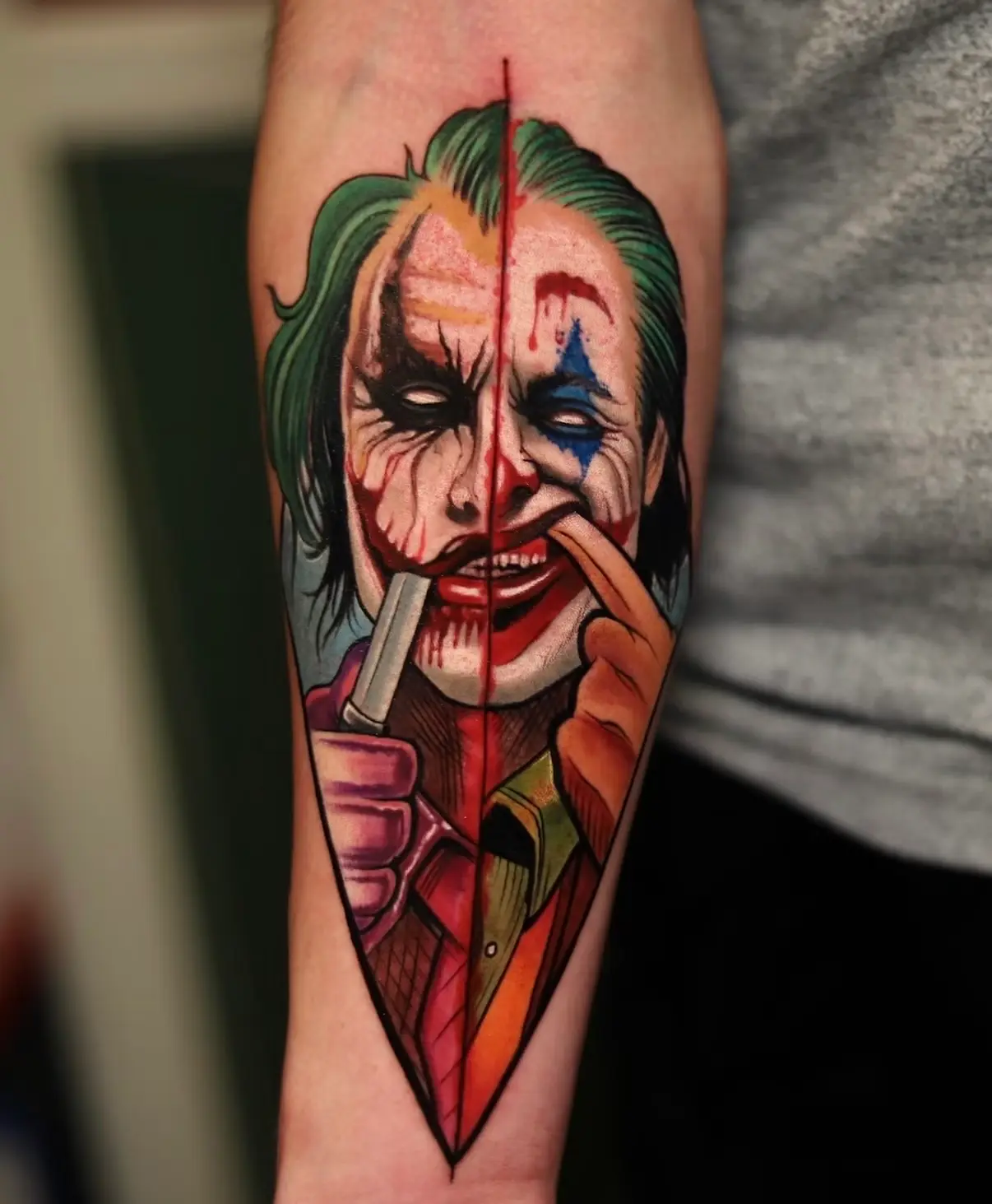 Realistische Tätowierung des Joker-Gesichts mit detaillierten Gesichtszügen und ausdruckstarkem Blick