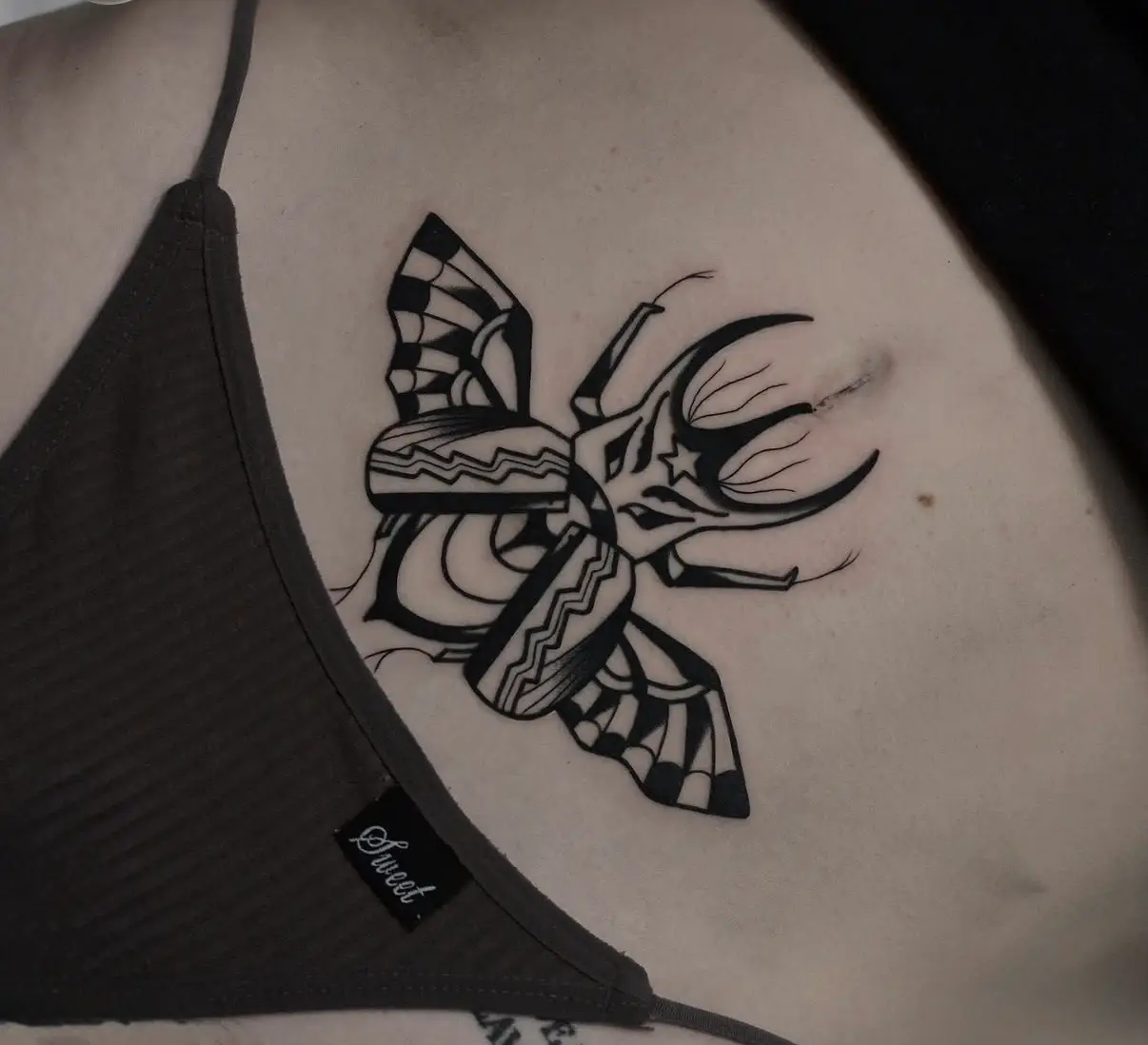 Old School Tattoo eines Nashornkäfers im traditionelle Stil