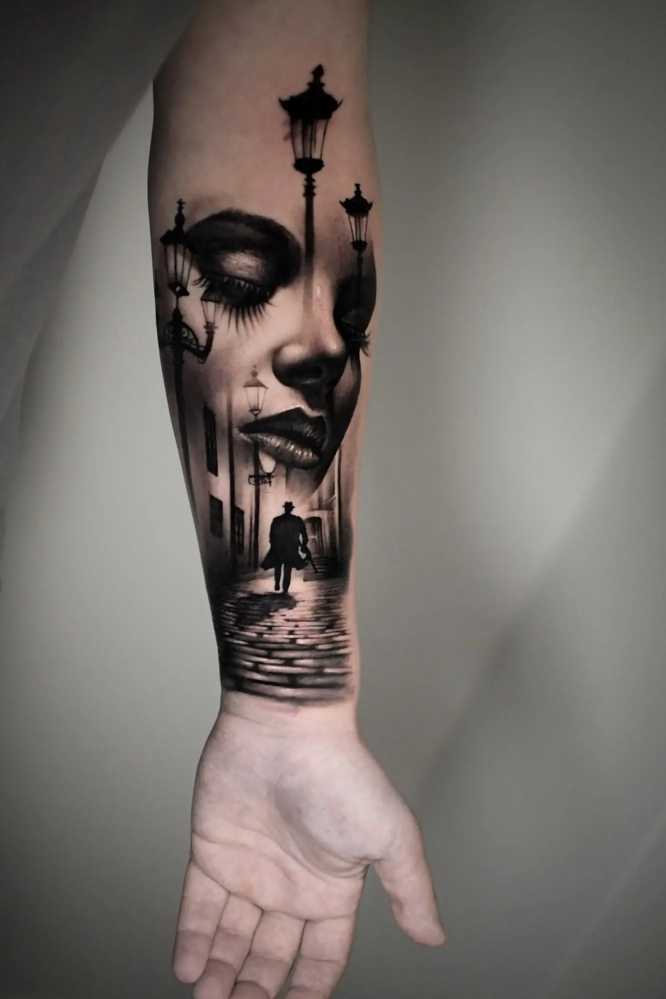 Surrealismus Tattoo aus dem Dado Artist Collective Arbon